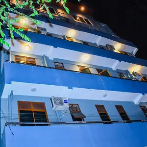 Ez Hotel